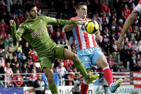 Seoane, recibiendo la entrada de un jugador del Sporting.