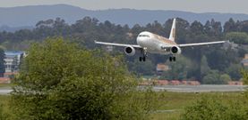 Avi�n entrando en Alvedro por la cabecera norte, donde se ampliar� la rotonda que permite los virajes de las aeronaves. 