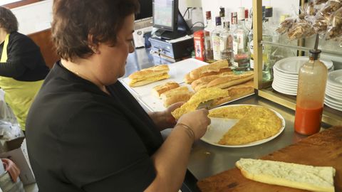 Dolores Ortega, hija de la propietaria del Canario, prepara un bocadillo de tortilla.