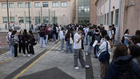 Estudiantes de varios municipios de la Costa da Morte se examinan estos d�as en el IES Agra de Ra�ces