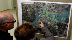 Dos vecinos consultan los planos.