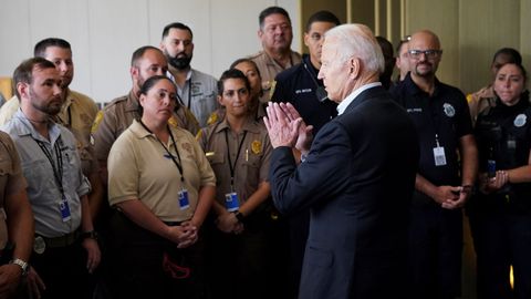 El presidente de EE.UU., Joe Biden, este jueves, conversando con los miembros de los equipos de rescate que trabajan en el edifcio derruido en Miami