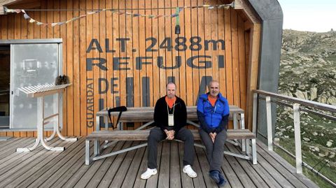 Jess Gonzlez y su colega Miguel ngel Leira en un refugio del Pirineo cataln