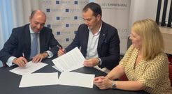 El presidente de Saln�s Empresarial, Jes�s Rey Rodr�guez, y el director de Galicia Business School, Eduardo Garc�a Erquiaga, suscriben el convenio