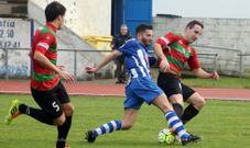 El larach�s Iv�n corta un avance de un rival ante la mirada de Antonio. 