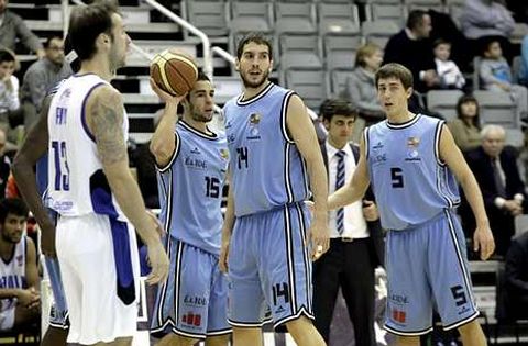 Adri�n Laso, en el centro, entre �lex L�pez y Adri�n Chapela.