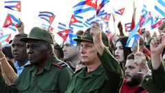 El presidente de Cuba, Miguel D�az-Canel, en el centro, durante un desfile en La Habana