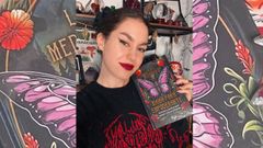 Laura Medina posa junto con su libro �Magia para empoderarte�