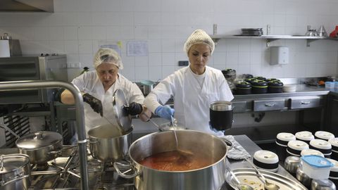 La cocina del colegio de O Milladoiro elabora mens adaptados para 143 escolares con alergias e intolerancias alimentarias