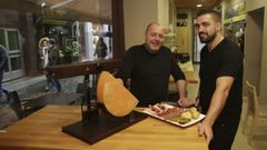 Los dos socios del restaurante Chesee Me