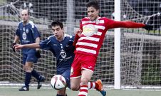 El futbolista dumbri�s Mart�n disputa un bal�n a un jugador del Milagrosa. 