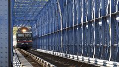 Tren regional pasando por el viaducto de Os Peares