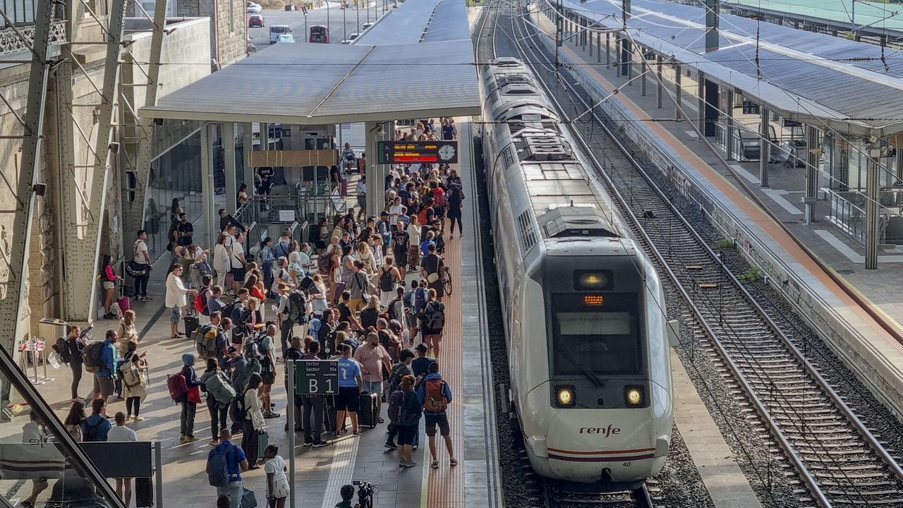 Santiago se queda sin plazas en 41 de los 45 servicios de AVE de Renfe entre el jueves y el lunes