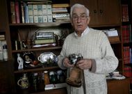 Manuel Ares Faraldo muestra una c�mara de fotos comprada durante su viaje a Bolivia. 