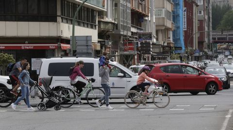 Ciclistas por la avenida del ej�rcito 
