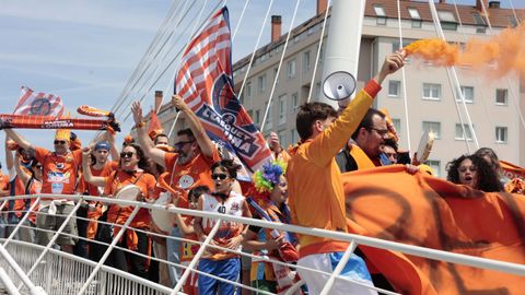 La afici�n del Leyma Coru�a, camino del Coliseum para presenciar el Leyma-Palencia.