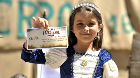 In�s, una de las ganadoras. En el Recuncho do Retrato, In�s, de 8 a�os, ense�a contenta el premio que ha ganado en el sorteo que premia a los mejores vestidos de �poca. El domingo se repetir� de nuevo a las 13 horas.