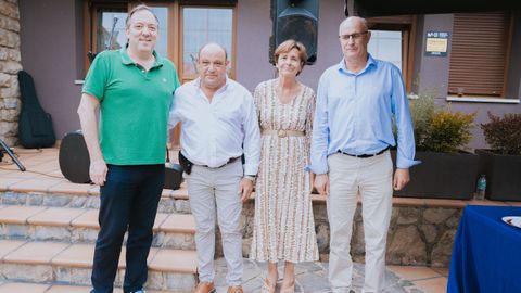 Ces�reo Eijo, segundo por la izquierda, el d�a que se inaugur� el hotel