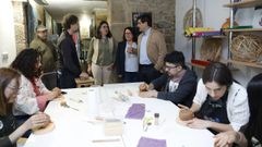 El director xeral de Comercio e Consumo, Gabriel Al�n, visit� los talleres artesanales de Luc�a Casado (Luci�rnaga) y Mario L�pez en Ourense 