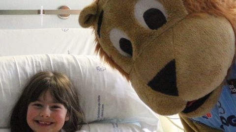 La visita de los jugadores del Breog�n a la planta de pediatr�a del Hula, en im�genes