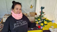 Mary posa con algunos de los artculos que hace ella misma en ganchillo y calceta