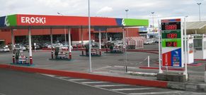 En el hipermercado de Eroski en Ribadeo trabajan unas 60 personas, cifra que sube a 85 en verano. 