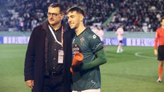 Pazolo entrega a Losada el galard�n a mejor jugador de diciembre.