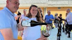 Ant�a Caneiro, con su padre, en una cata en una feria promocional