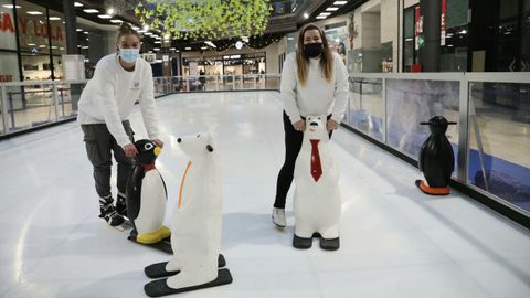 Pista de hielo del centro comercial rea Central, en Santiago.