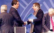 Tino Fern�ndez saluda a Lendoiro al final de la junta de accionistas del pasado 21 de enero.