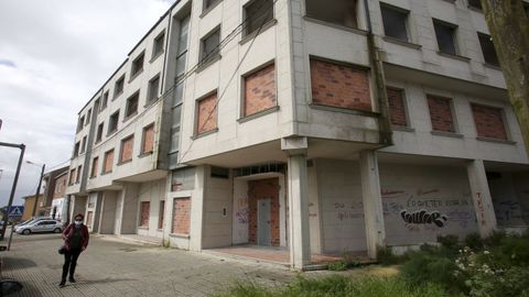 Bloque de medio centenar de viviendas de la carretera de Catabois que acaban de ser tapiadas para evitar okupaciones