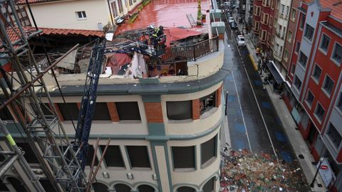  Un bombero accede a la azotea del colegio San Vicente Pal en Gijn