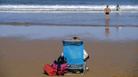 Ba�istas en la playa de San Lorenzo, en noviembre de 2022