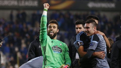 Sergio �lvarez y Iago Aspas celebrando la clasificaci�n a semifinales frente al Genk en el 2017