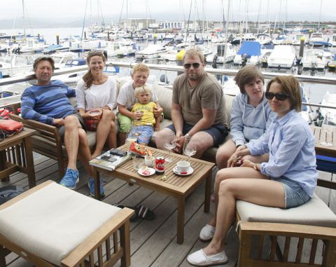 Dos matrimonios noruegos en el puerto de Portonovo, que visitaron por primera vez. 