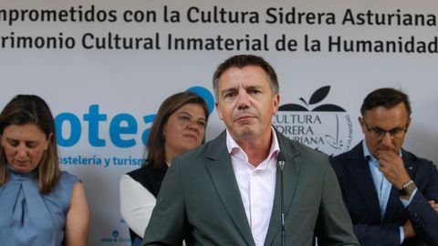 El presiente de la patronal de la hostelería y el turismo de Asturias (OTEA), José Luis Álvarez Almeida, pronuncia unas palabras durante el homenaje a la cultura sidrera realizado este lunes en la 68 Feria Internacional de Muestras de Asturias celebrada en Gijón