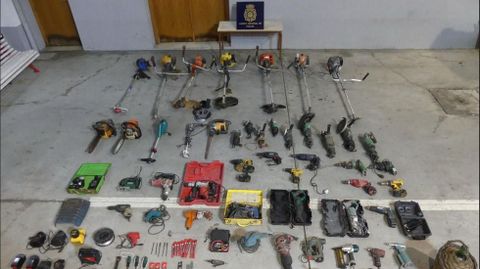 Fotografa de las herramientas y dems objetos recuperados por la Polica Nacional tras la detencin de los dos sospechosos de haberlos robado