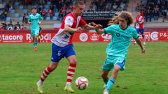 Acci�n en el centro del campo durante el partido del pasado domingo entre el Arousa y el Deportivo Alav�s B