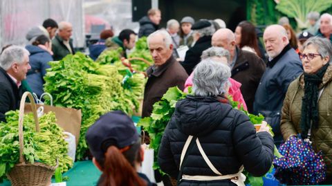 P�blico�en la carpa donde se habilitaron los puestos de exposici�n y venta de grelos.