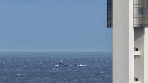 El submarino Isaac Peral, navegando cerca de la torre de control marítimo de A Coruña