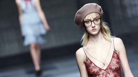 Una modelo con los diseños de Gucci.