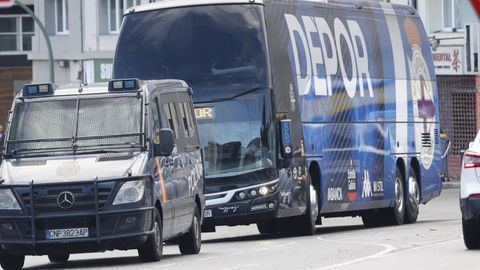El autob�s del Deportivo, escoltado por la polic�a, a su llegada a Abanca Riazor.