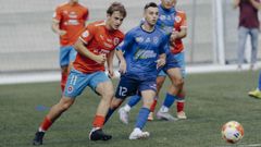 Justino Barbosa (11) y Ruiz (12) pugnan por hacerse con el baln en Os Carrs.
