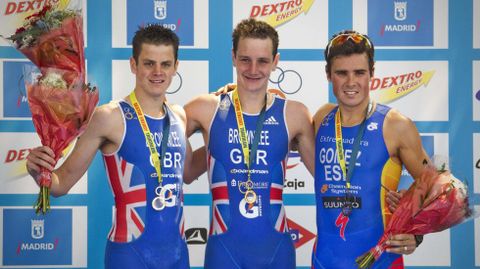 G�mez Noya en el podio con los hermanos Brownlee en la segunda prueba del Mundial de Triatl�n en Madrid (2011)