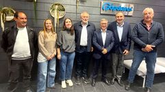 Vicente �lvarez, en el centro de la imagen, fue presentado por Luis Menor acompa�ado de los ediles del PP Lorena Carracedo y Jos� Vega y con dos de los impulsores de Somos O Bolo, Francisco Porto y Jos� Manuel Mart�nez (en los laterales).