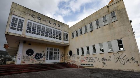 En el edificio del desaparecido Casino de Viveiro Club Náutico quedan poco más que paredes, escaleras, puertas y ventanas, algunas rotas