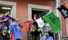 Los cantantes Hugo y Yhadira ofrecieron un concierto desde un edificio de Riego de Agua.