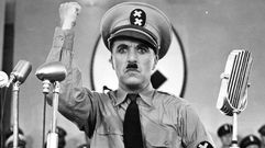 Charles Chaplin en una de las escenas de �O gran dictador�, denuncia contra todos los totalitarismos