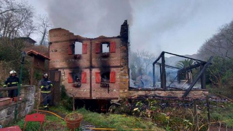 Bomberos de Asturias apagan el incendio en una vivienda de Pilo�a