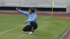 Secho Mart�nez, dando instrucciones a pie de campo en San L�zaro